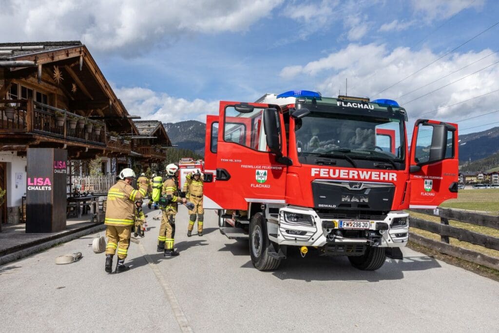 2025 04 06 Nachlöscharbeiten Promi Chalets 01 2025 04 06 Nachlöscharbeiten Promi Chalets 01