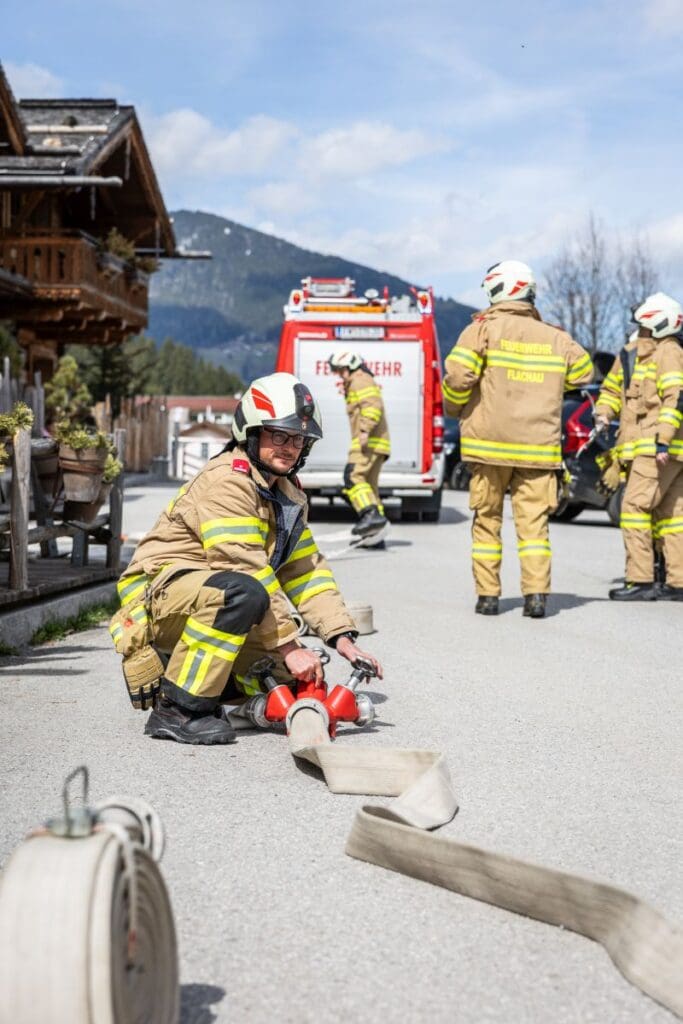 2025 04 06 Nachlöscharbeiten Promi Chalets 02 2025 04 06 Nachlöscharbeiten Promi Chalets 02