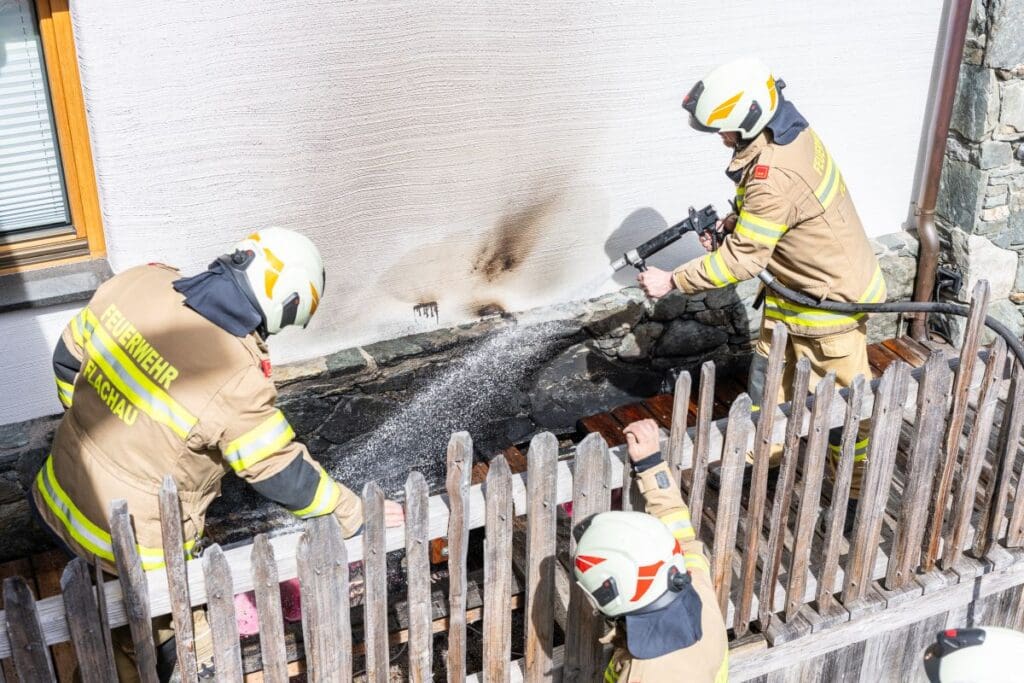 2025 04 06 Nachlöscharbeiten Promi Chalets 03 2025 04 06 Nachlöscharbeiten Promi Chalets 03