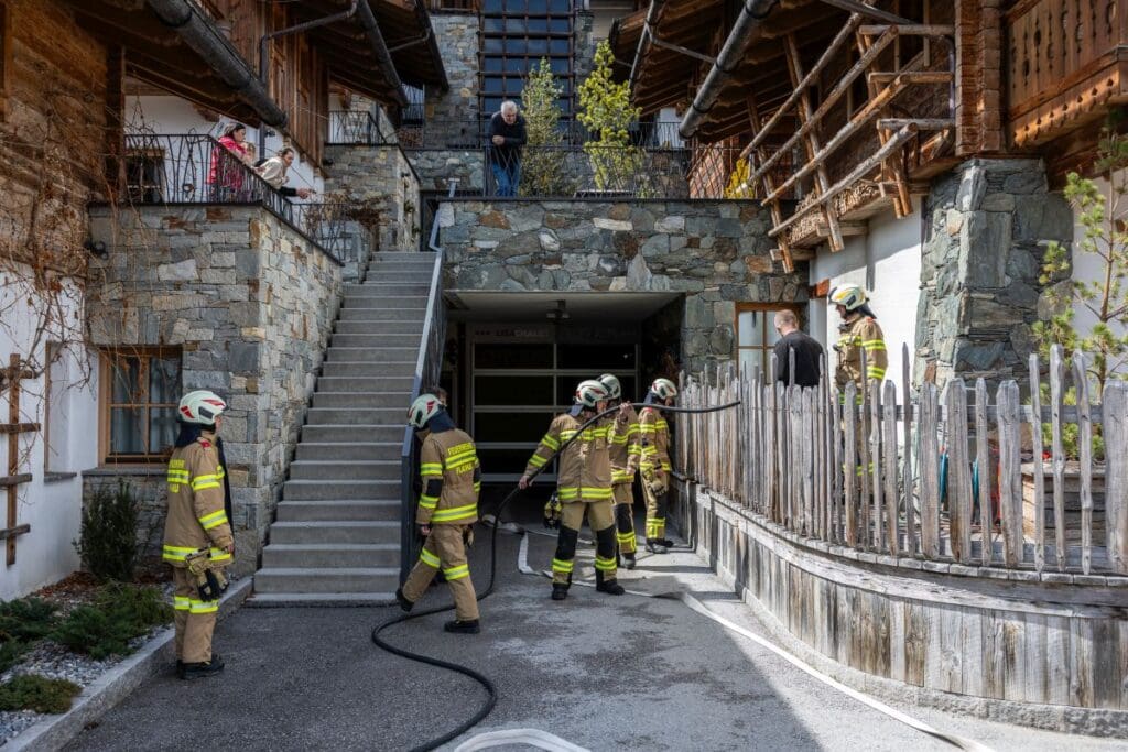 2025 04 06 Nachlöscharbeiten Promi Chalets 04 2025 04 06 Nachlöscharbeiten Promi Chalets 04