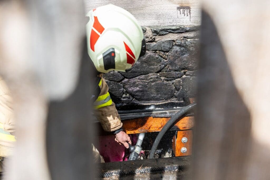 2025 04 06 Nachlöscharbeiten Promi Chalets 05 2025 04 06 Nachlöscharbeiten Promi Chalets 05