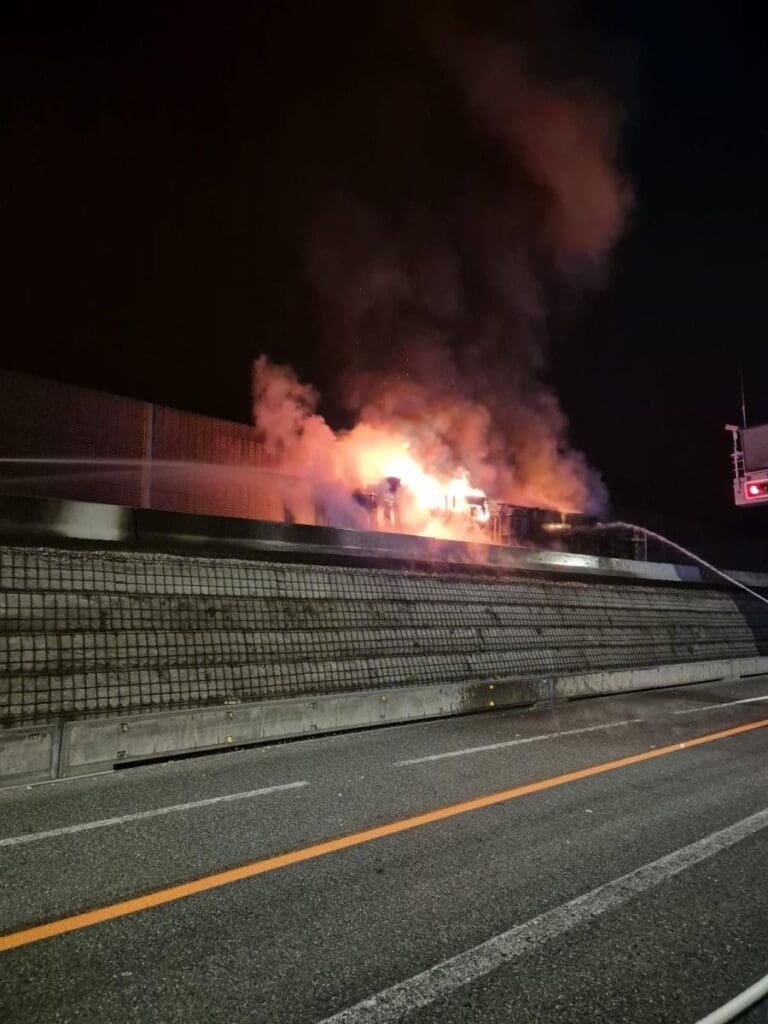 2026 04 25 Vu A10 Lkw 03 2026 04 25 Vu A10 Lkw 03