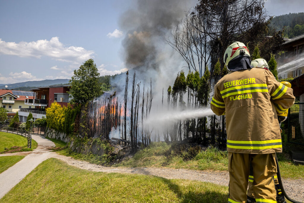 Feuerwehreinsatz - Flurbrand Spielplatz Perner