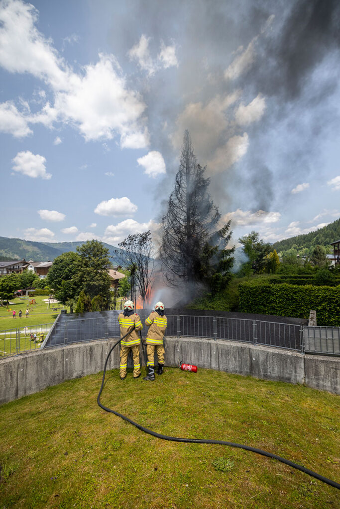 Feuerwehreinsatz - Flurbrand Spielplatz Perner