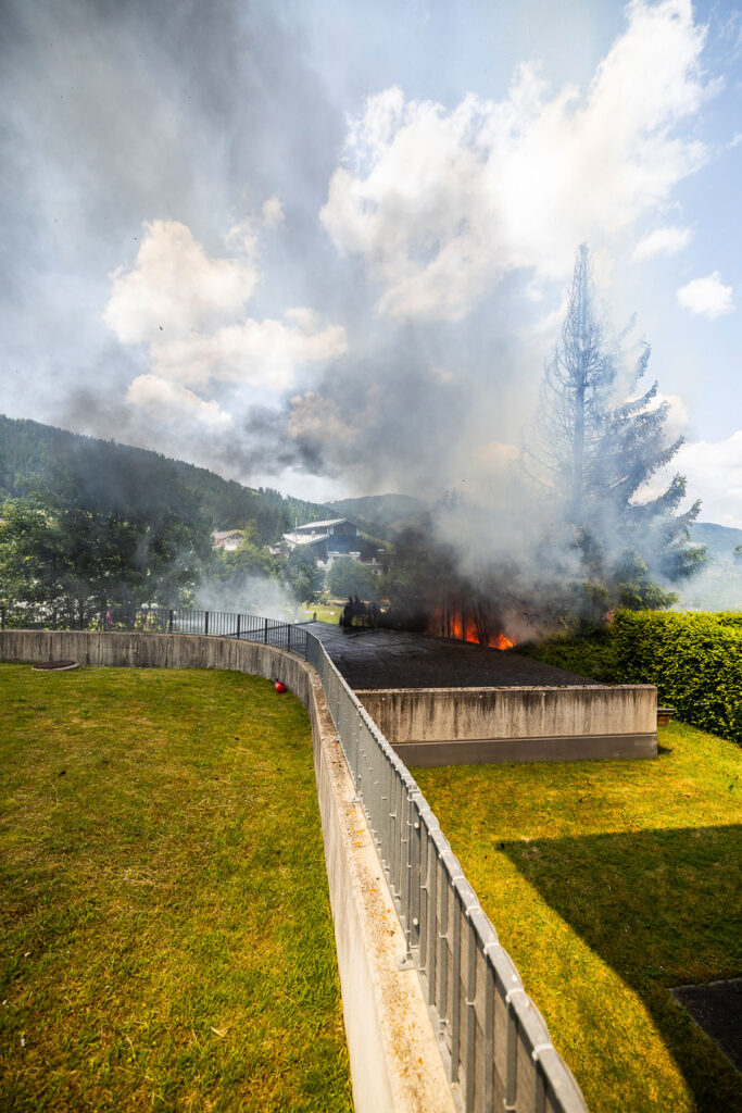Feuerwehreinsatz - Flurbrand Spielplatz Perner