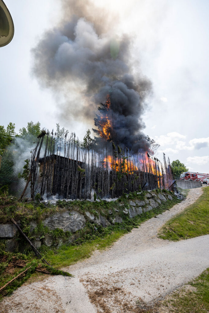 Feuerwehreinsatz - Flurbrand Spielplatz Perner