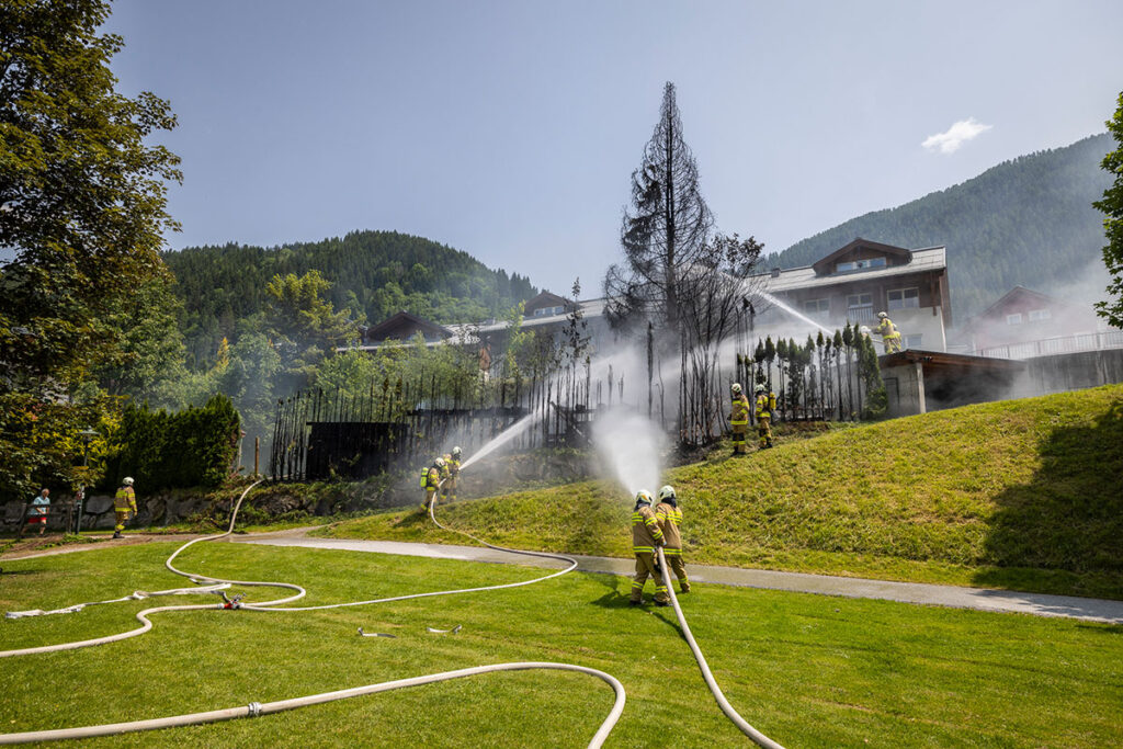 Feuerwehreinsatz - Flurbrand Spielplatz Perner