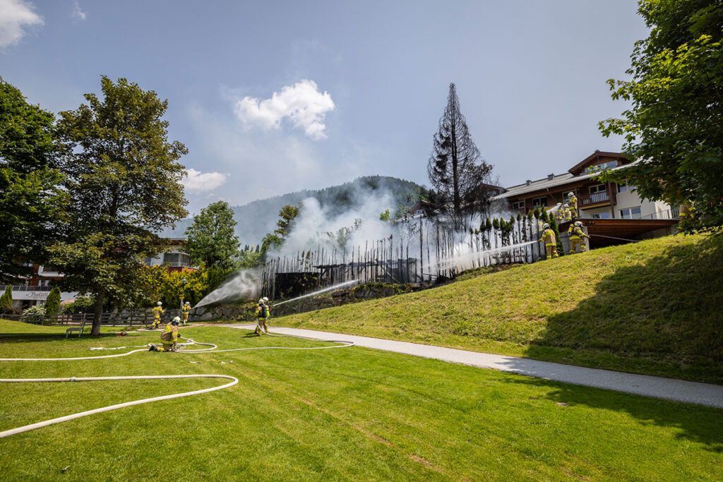 Feuerwehreinsatz - Flurbrand Spielplatz Perner